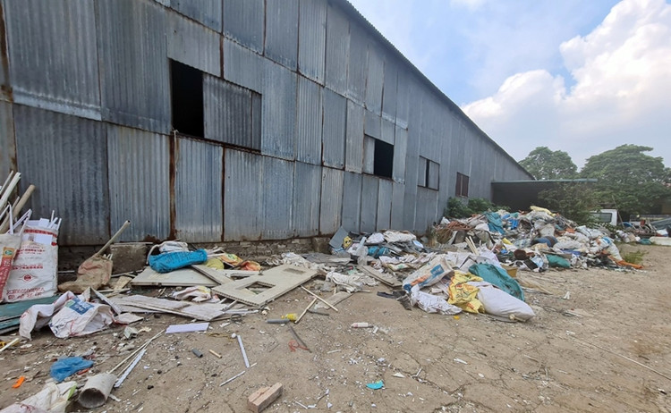 Những bao tải đựng nhựa vứt bừa bãi, vương vãi khắp các góc của khu nhà xưởng.