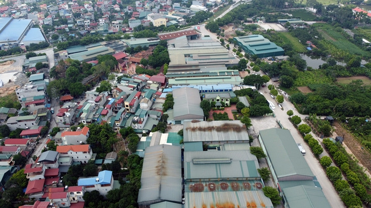 Hàng loạt nhà xưởng của các cơ sở sản xuất, thiết kế đủ loại sản phẩm (nhựa, giấy, sắt thép…) “mọc” san sát nhau.