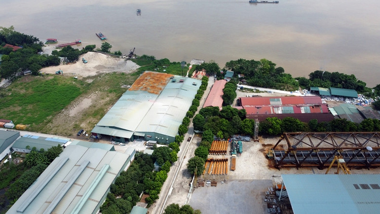 Nhìn từ trên cao, nhiều nhà xưởng ở khu vực này có thể rộng lên tới cả ngàn m2. Trong đó, một số nhà xưởng vừa dựng có dấu hiệu xây trái phép, nằm xen kẽ với các xưởng cũ vẫn đang hoạt động.