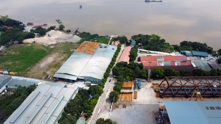 Nhìn từ trên cao, nhiều nhà xưởng ở khu vực này có thể rộng lên tới cả ngàn m2. Trong đó, một số nhà xưởng vừa dựng có dấu hiệu xây trái phép, nằm xen kẽ với các xưởng cũ vẫn đang hoạt động.