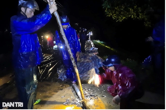 &quot;Bờ đập xóm 4 bất ngờ bị vỡ khoảng 10m, nước đổ xuống, rất may có hồ nằm phía dưới nên chưa gây thiệt hại gì về người. Lực lượng công an, dân quân tự vệ, cán bộ cùng hàng trăm người dân được huy động để gia cố bờ đập&quot;, ông Quang nói (Ảnh: D.Q).