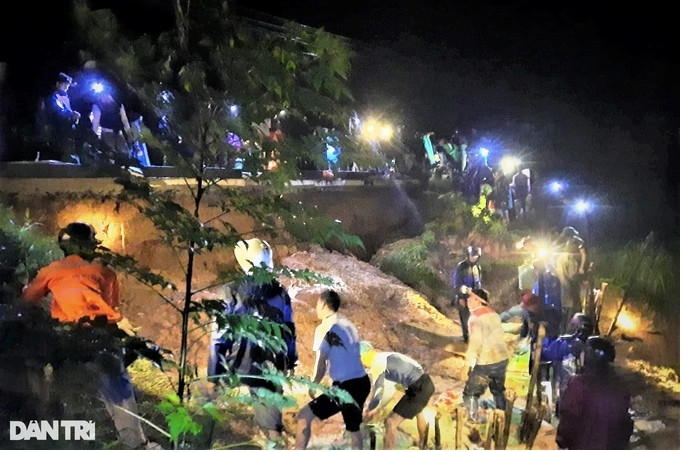 Lúc 23h45 ngày 28/9, trao đổi qua điện thoại với phóng viên Dân trí, ông Nguyễn Văn Quang, Chủ tịch UBND xã Quỳnh Tam (huyện Quỳnh Lưu, Nghệ An) cho biết, do hoàn lưu của bão số 4 nên mưa lớn xảy ra trên địa bàn, nước từ thượng nguồn làm một con đập tại xóm 4 bất ngờ bị vỡ (Ảnh: D.Q).