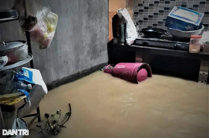 Trong khi đó, tại một số xã của huyện Yên Thành như: Quang Thành, Hậu Thành, Xuân Thành, Bảo Thành… mưa lớn đã làm cho nước từ các sông dâng cao, tràn từ ruộng vào nhà dân.