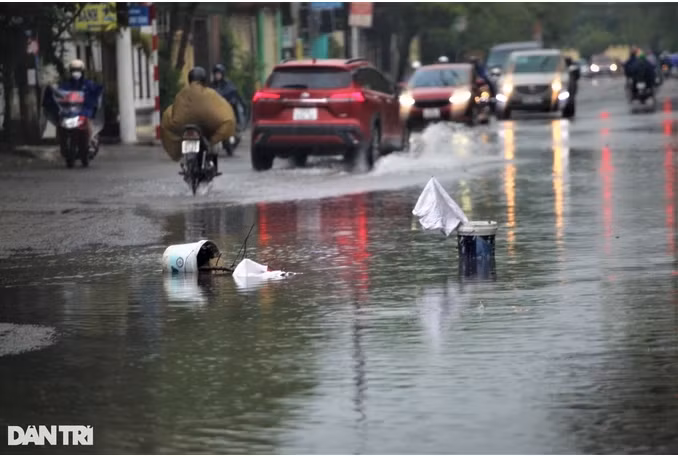 Theo ghi nhận của Dân trí, từ 20-23h30h đêm 28/9, mưa lớn trút xuống địa bàn thành phố Vinh làm cho nhiều tuyến phố bị ngập, gây khó khăn cho các phương tiện tham gia giao thông (Ảnh: N.D).