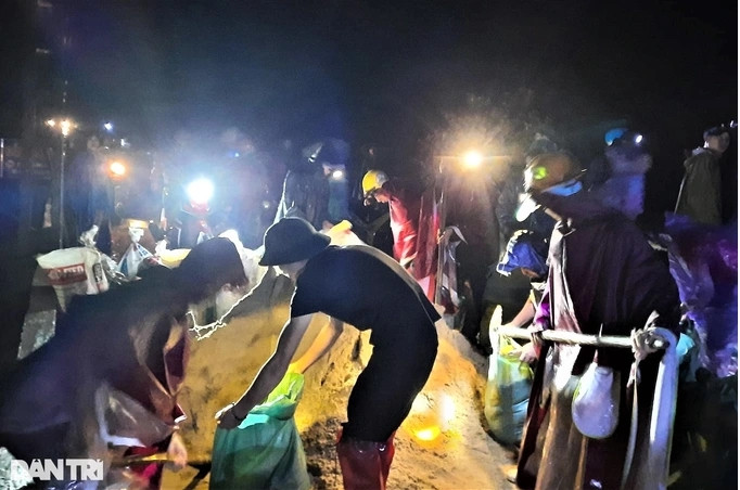 Cũng theo ông Quang, sau khi phát hiện vỡ bờ đập, UBND xã đã huy động sức dân đóng gần 1.000 bao tải cát, đất để gia cố đoạn bị hư hỏng (Ảnh: Dũng Quân).