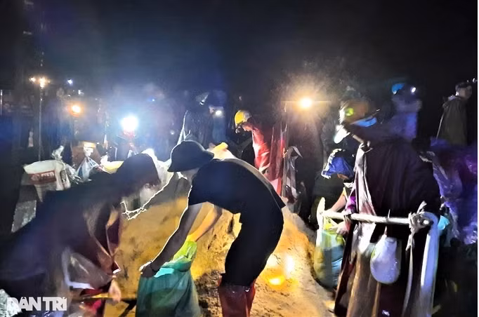 Cũng theo ông Quang, sau khi phát hiện vỡ bờ đập, UBND xã đã huy động sức dân đóng gần 1.000 bao tải cát, đất để gia cố đoạn bị hư hỏng (Ảnh: Dũng Quân).