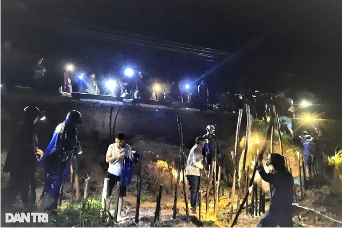 Người dân đóng cọc gia cố bờ đập bị sạt lở nhiều đoạn nghiêm trọng (Ảnh: Dũng Quân).