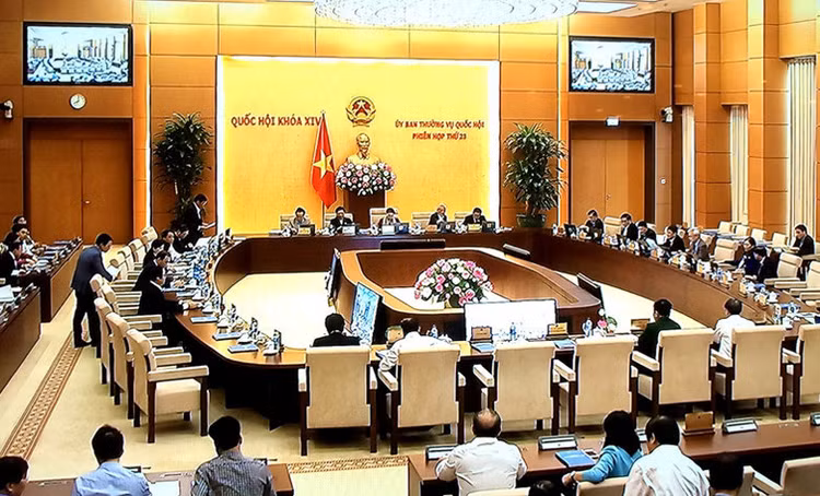 Phien hop thu 20 UBTVQH phe chuan mien nhiem, bo nhiem nhan su