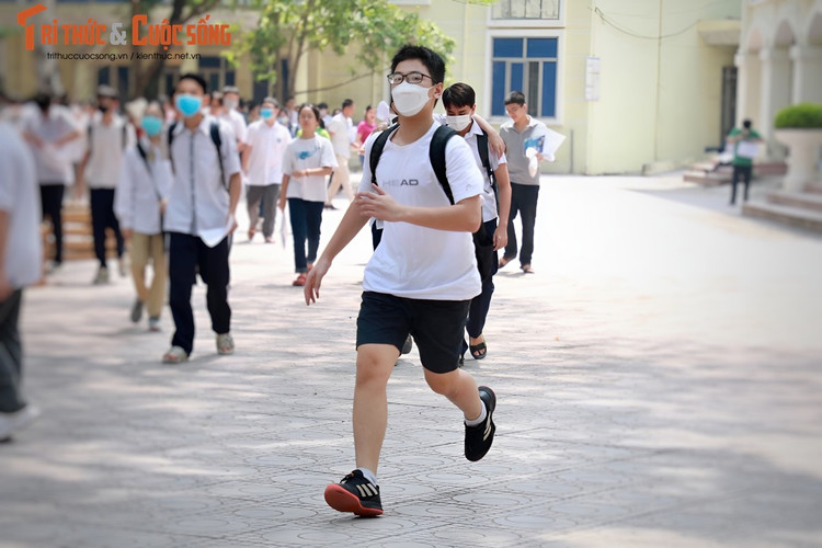 3 thi sinh vi pham quy che mang dien thoai vao phong thi mon Ngoai ngu