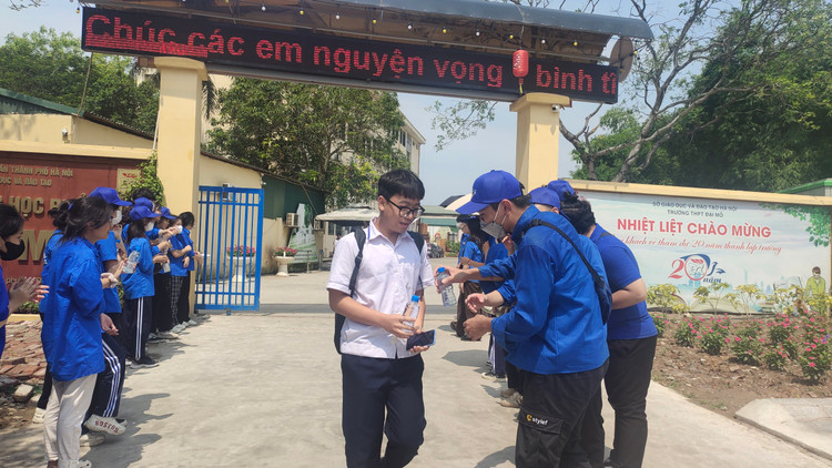 1 thi sinh vi pham Quy che thi mon Toan lop 10 tai Ha Noi