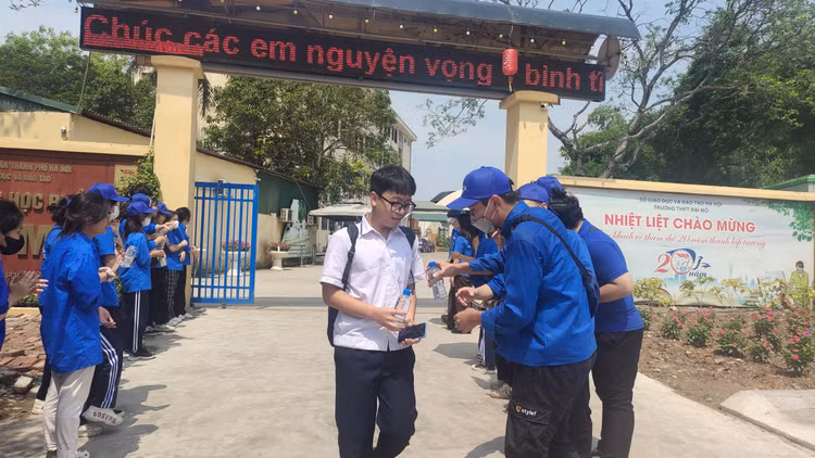 1 thi sinh vi pham Quy che thi mon Toan lop 10 tai Ha Noi