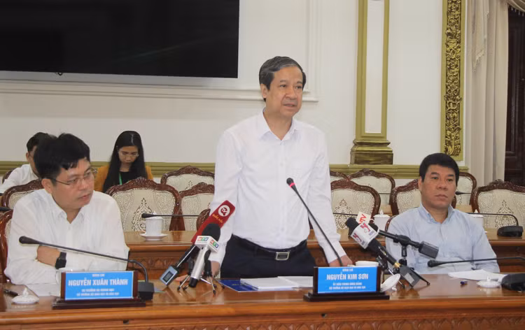 Bo truong GD&DT: Luu y dau tu may in sao de thi tot nghiep