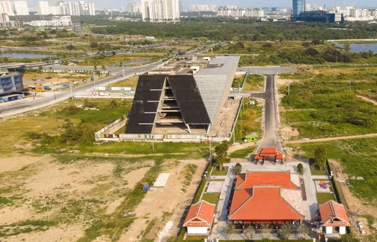 TPHCM: Tan muc trung tam trien lam 800 ty dong xay ca thap ky chua xong