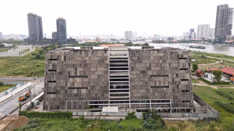 TPHCM: Tan muc trung tam trien lam 800 ty dong xay ca thap ky chua xong-Hinh-10