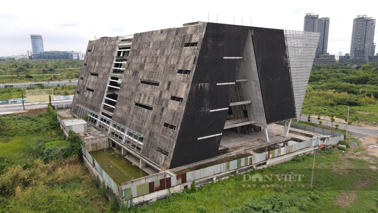 TPHCM: Tan muc trung tam trien lam 800 ty dong xay ca thap ky chua xong-Hinh-4