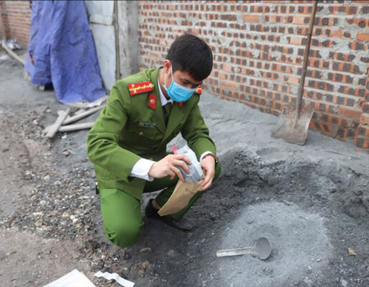 Bac Ninh: Cong an khoi to vu do trai phep 123 tan chat thai