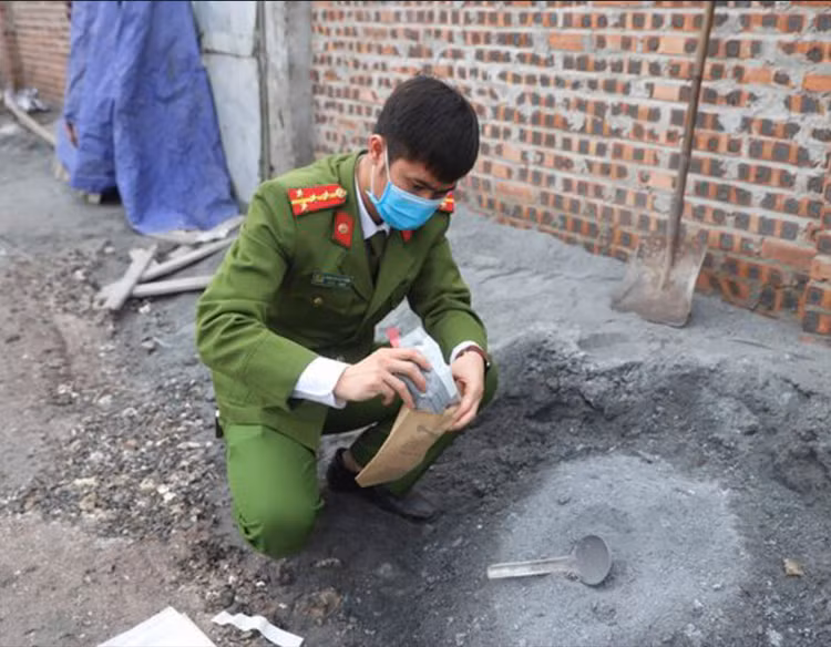 Bac Ninh: Cong an khoi to vu do trai phep 123 tan chat thai