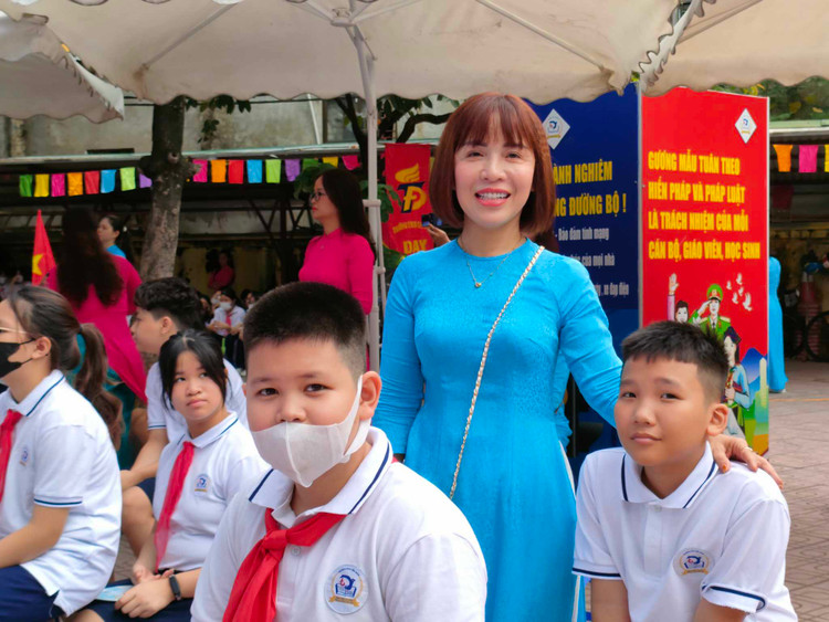 Chum anh: Hoc sinh ca nuoc han hoan khai giang nam hoc moi-Hinh-10