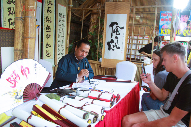 Boi hoi Tet xua giua long Ha Noi voi tuc xin chu dau nam-Hinh-5