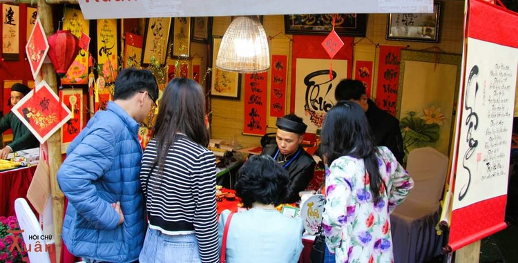 Boi hoi Tet xua giua long Ha Noi voi tuc xin chu dau nam-Hinh-2