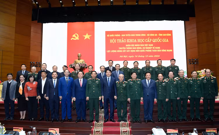 Chu tich nuoc Luong Cuong: Tiep tuc xay dung quan doi “tinh, gon, manh”-Hinh-2