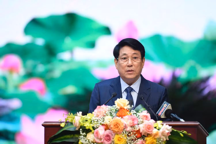 Chu tich nuoc Luong Cuong: Tiep tuc xay dung quan doi “tinh, gon, manh”