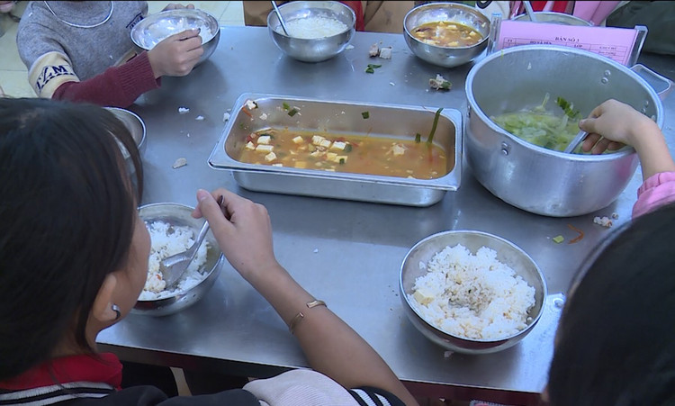 Bo GD&DT de nghi xu ly nghiem vu 11 hoc sinh an 2 goi mi tom