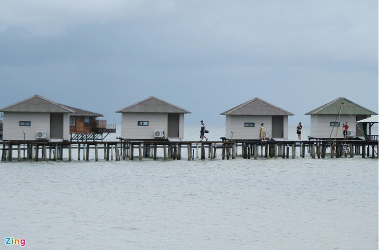 Trước mắt, ngành chức năng yêu cầu các chủ sở hữu tự tháo dỡ công trình vi phạm. Tuy nhiên, theo Zing hoạt động kinh doanh tại đây vẫn diễn ra bình thường cho dù đã có quyết định buộc tháo dỡ. Giá thuê mỗi bungalow dao động khoảng 1 triệu đồng/đêm. (Ảnh: Zing).