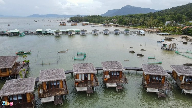 Các dự án xây dựng trái phép tác động trực tiếp đến khu bảo tồn biển Phú Quốc gồm: 3 cây cầu dẫn, 1 khu quán ăn, 1 khu bè cá, 1 quầy bar, 18 bungalow trên diện tích hơn 2.000 m2. (Ảnh: Zing).
