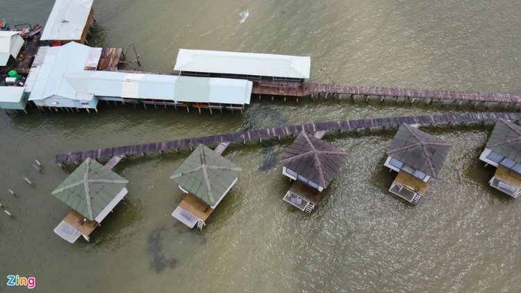 Tại đây, 17 bungalow, 3 cây cầu dẫn, 1 khu quán ăn, 1 khu nuôi cá bè, 1 quầy bar vẫn hiện hữu dù quyết định buộc tháo dỡ đã có hiệu lực. (Ảnh: Zing).