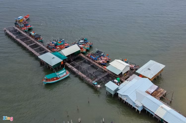 Một khu nuôi cá bè và nhà hàng xây dựng trái phép trên biển. Tại đây có khá nhiều tàu cá neo đậu. (Ảnh: Zing).