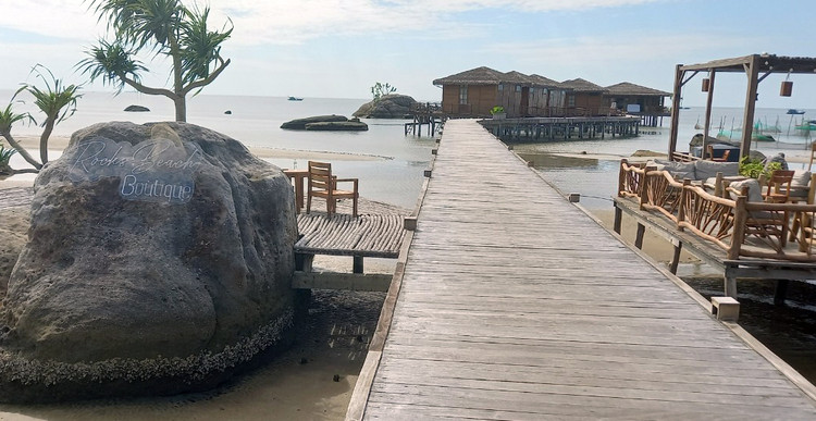 Tại ấp Cây Sao, xã Hàm Ninh, đoàn đã phát hiện 18 Bungalow xây dựng trái phép trên vùng biển thuộc khu bảo tồn biển, tác động trực tiếp lên trên thảm cỏ biển. (Ảnh: Lao Động).