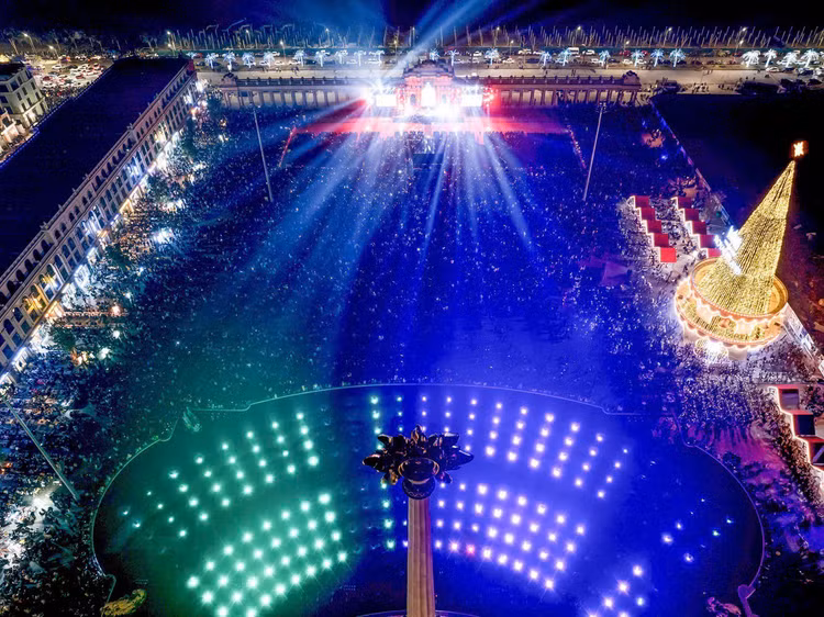 Gần 1 triệu khách đón năm mới 2025 tại các “điểm cầu” Vingroup - Hình 7 Gan 1 trieu khach don nam moi 2025 tai cac “diem cau” Vingroup-Hinh-7