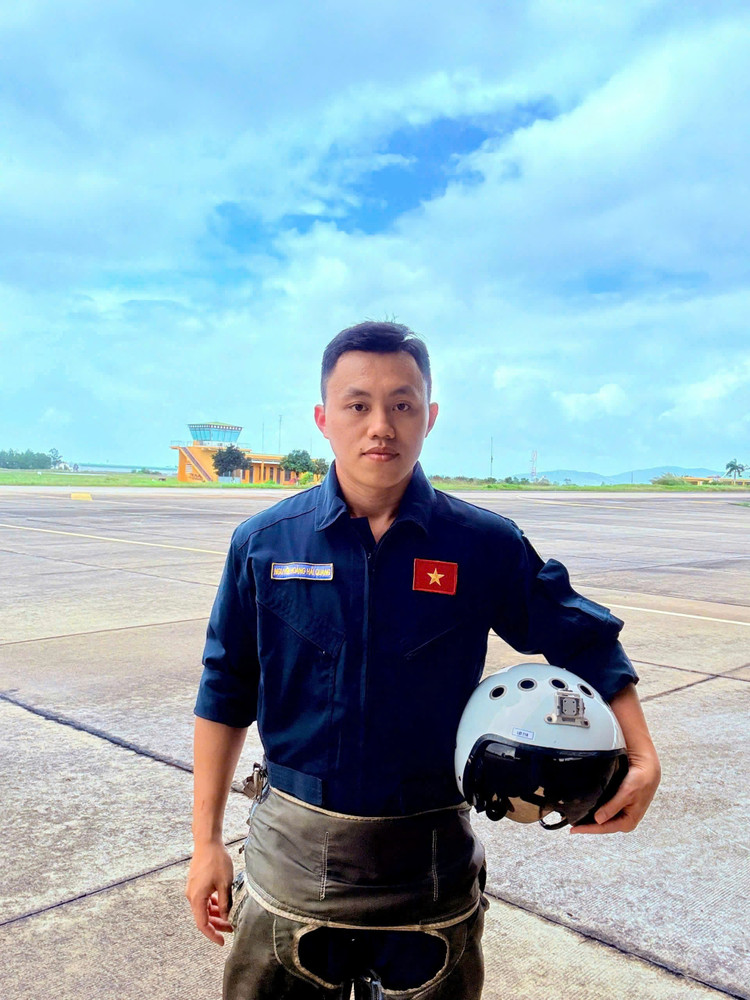 Dai uy Nguyen Hoang Hai Quang: Duoi canh bay la thieng lieng To quoc-Hinh-3