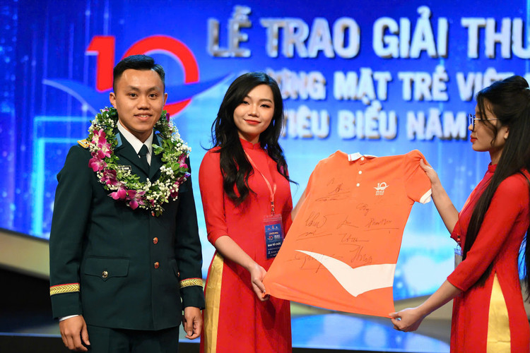 Dai uy Nguyen Hoang Hai Quang: Duoi canh bay la thieng lieng To quoc