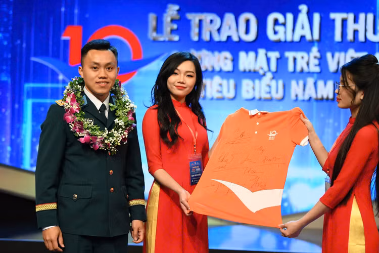 Dai uy Nguyen Hoang Hai Quang: Duoi canh bay la thieng lieng To quoc