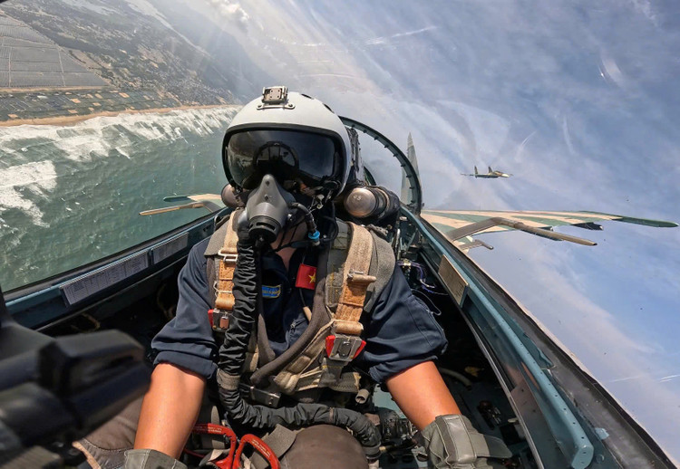 Dai uy Nguyen Hoang Hai Quang: Duoi canh bay la thieng lieng To quoc-Hinh-4