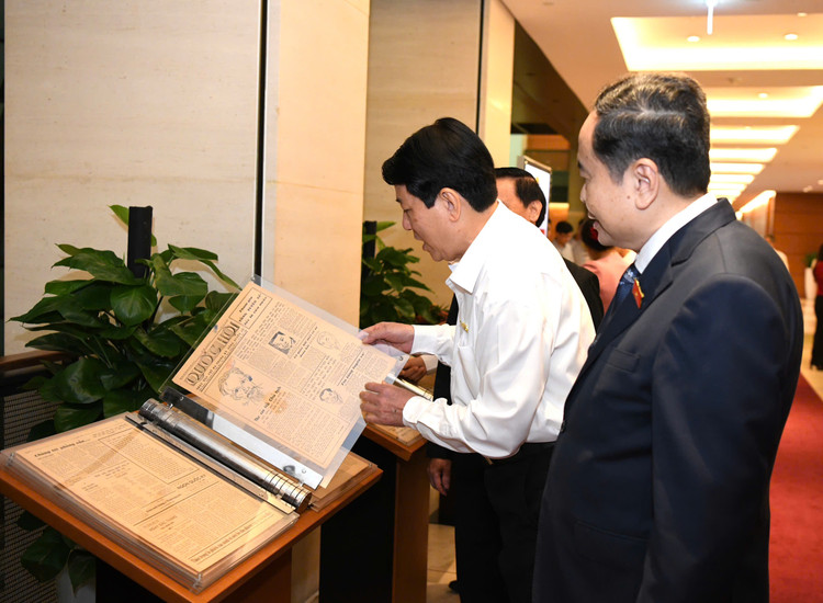 Chu tich nuoc va Chu tich QH tham quan trien lam Nhat bao Quoc hoi-Hinh-2