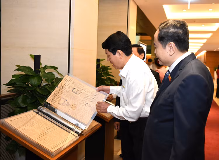 Chu tich nuoc va Chu tich QH tham quan trien lam Nhat bao Quoc hoi-Hinh-2