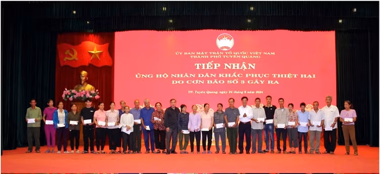 Chủ tịch Phan Xuân Dũng trao hỗ trợ đồng bào vũng lũ Nguyên Bình - Hình 2 Chu tich Phan Xuan Dung trao ho tro dong bao vung lu Nguyen Binh-Hinh-2