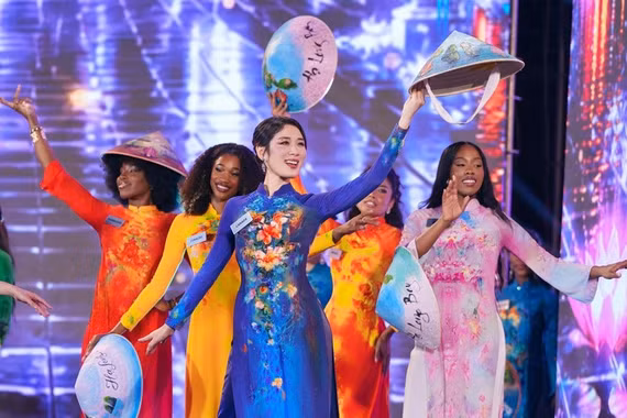 [GALLERY] Hơn trăm thí sinh Miss World 2026 khoe sắc với áo dài Việt