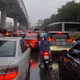 Giao thông Hà Nội chậm lại dưới mưa lớn vào giờ cao điểm