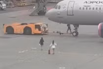 Hai cô gái xông vào đường băng sân bay ở Moscow do đến muộn