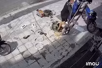Thợ điện cứu đồng nghiệp bị giật khi đấu nối điện cửa cuốn