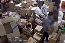 Va quệt vào chân người khác, nam nhân viên bị đánh trọng thương tại kho hàng