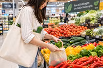 Cuộc đua chuẩn bị hàng Tết, nhà bán lẻ TP.HCM tính đường giữ sức mua