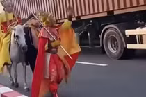 “Thầy trò Đường Tăng” đi bộ, cưỡi ngựa giữa đường đông xe ở TPHCM