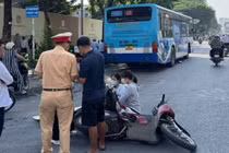 Xe máy va chạm xe buýt, em bé tử vong tại chỗ trên đường Nguyễn Trãi