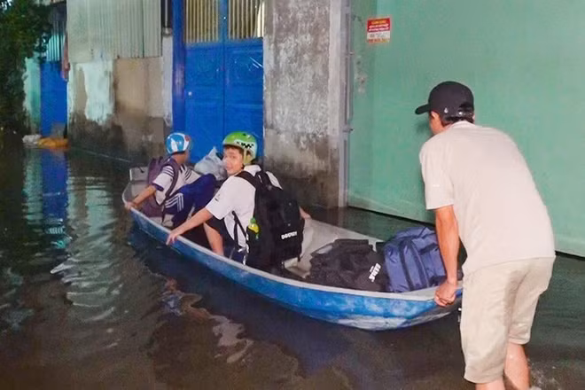 Mưa tạnh hơn một ngày, hẻm ở TPHCM vẫn ngập sâu