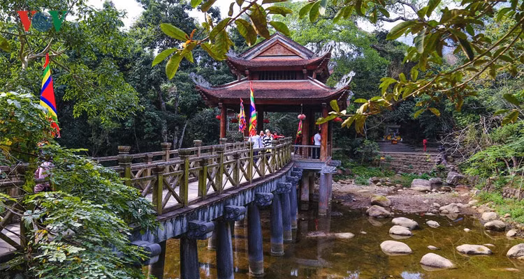 Đừng đi lên chùa chính là những bậc thang, hai bên đường là những cột cổ thụ, có đoạn chỉ là rừng trúc. Đừng đi lên chùa chính là những bậc thang, hai bên đường là những cột cổ thụ, có đoạn chỉ là rừng trúc.